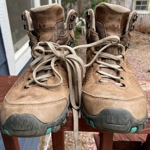 Vasque Women's Talus at Ud Mid Hiking Boot, size 8.5